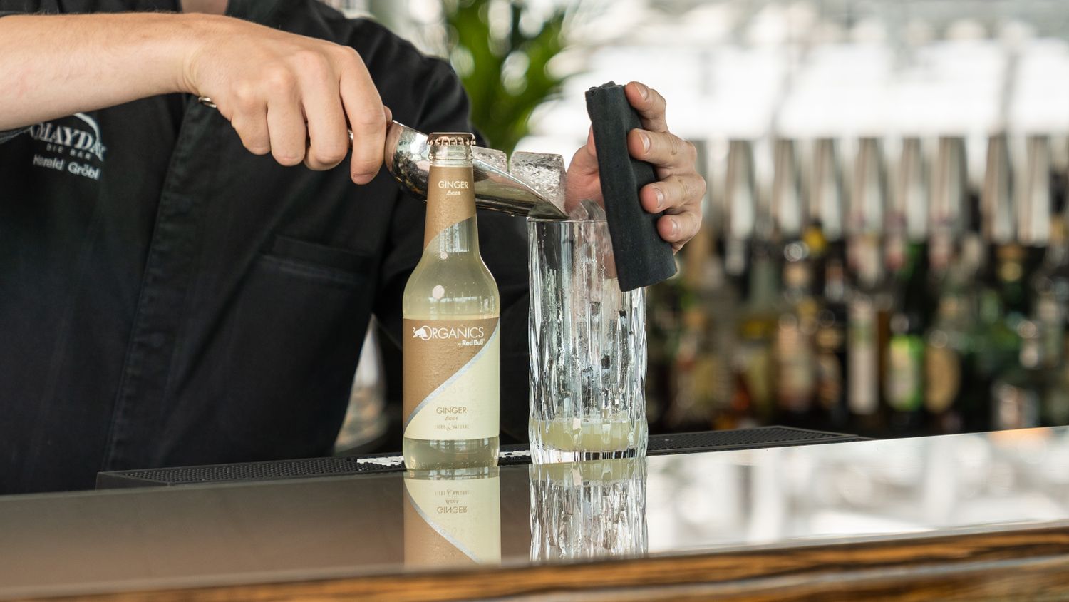 Mettre de la glace dans le verre