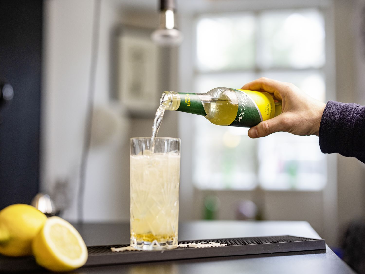 Eiswürfel ins Glas geben, mit ORGANICS Easy Lemon auffüllen und umrühren